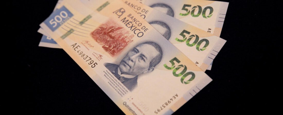 El peso toca su mejor nivel del año y cierra en 17.14 por dólar