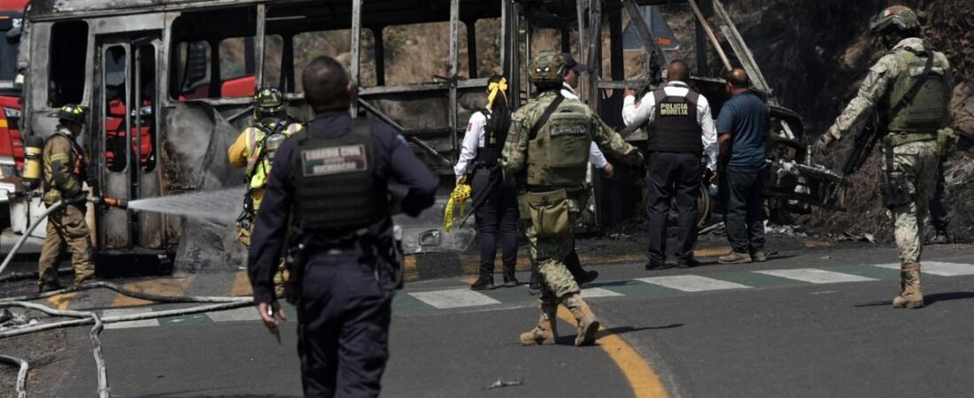 Reanudan corridas del transporte de pasajeros tras violencia por abatimiento de ‘el Mencho’